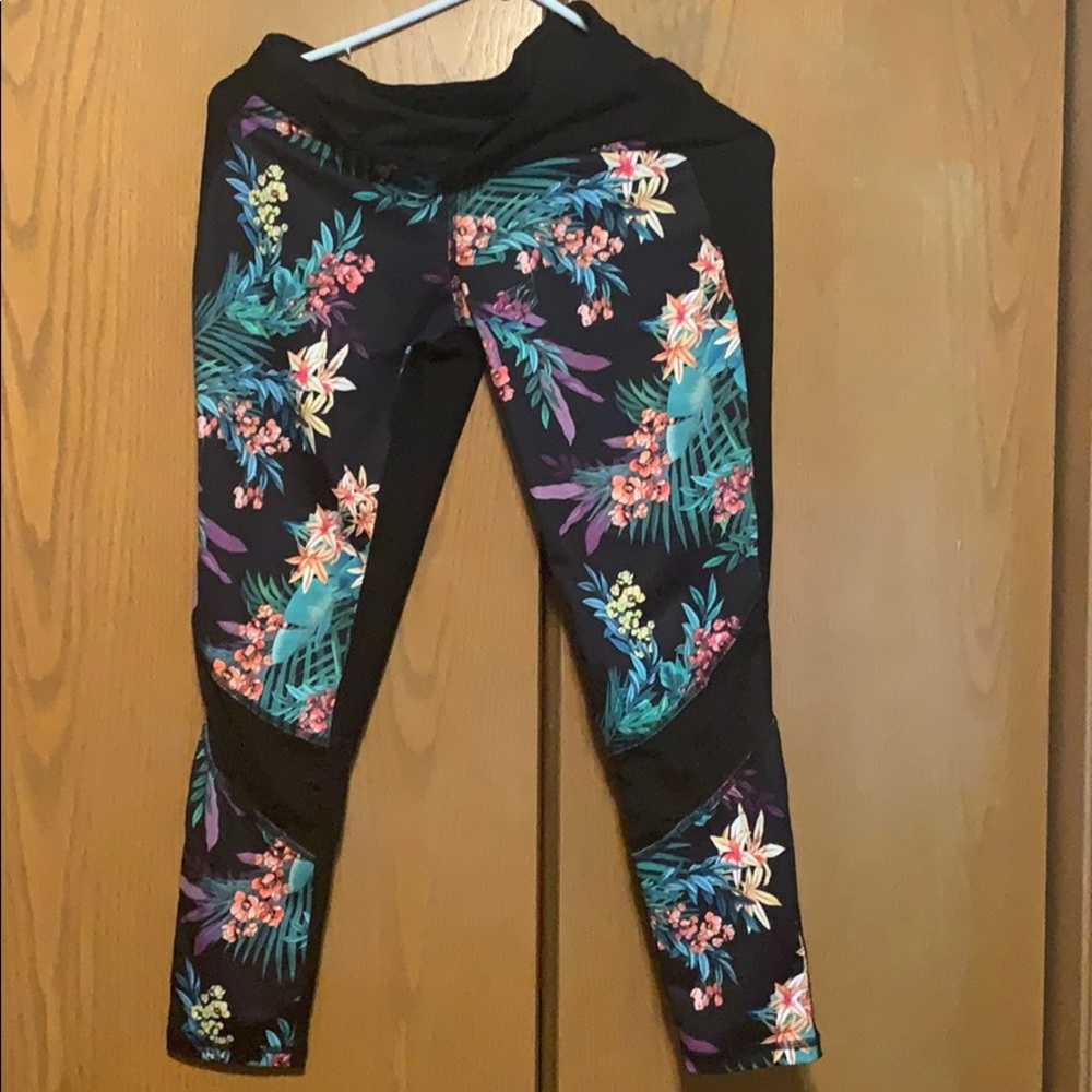 Floral leggings. Super cute